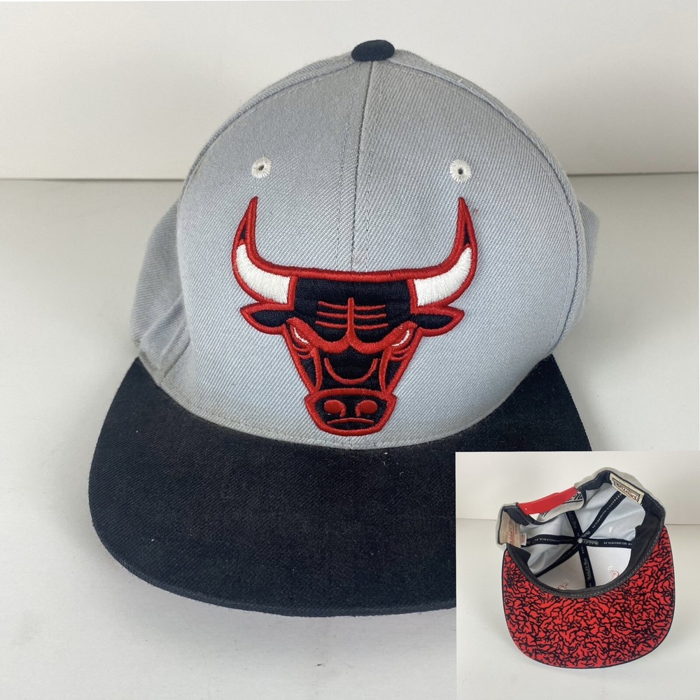 Mitchell & Ness Hardwood Classic Snapback Hat Chicago Bulls Gray Black NBA Cap